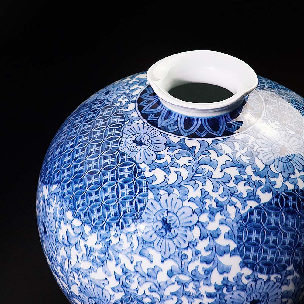 Shinemon Kiln Blue-and-White Flower Pattern Vase by the First Shinemon - Arita Ware