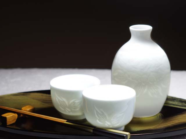 Tour de potier à la main, ensemble de tasses à saké en porcelaine blanche sculptées à la main Sculpture de pivoine en porcelaine blanche