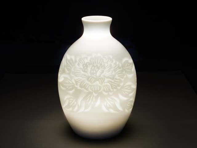 Tour de potier à la main, ensemble de tasses à saké en porcelaine blanche sculptées à la main Sculpture de pivoine en porcelaine blanche